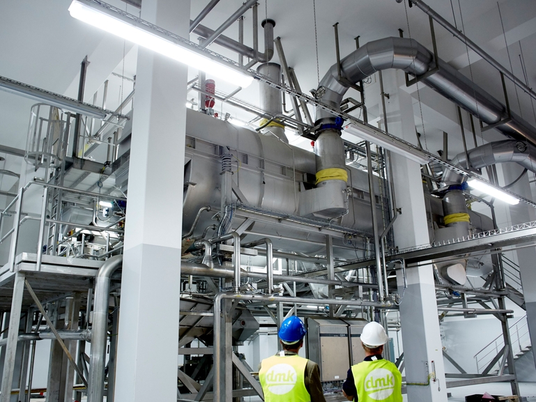 Energiemonitoring, Molkereihersteller, Lebensmittel und Getränke Zwei Arbeiter blicken auf eine Anlage