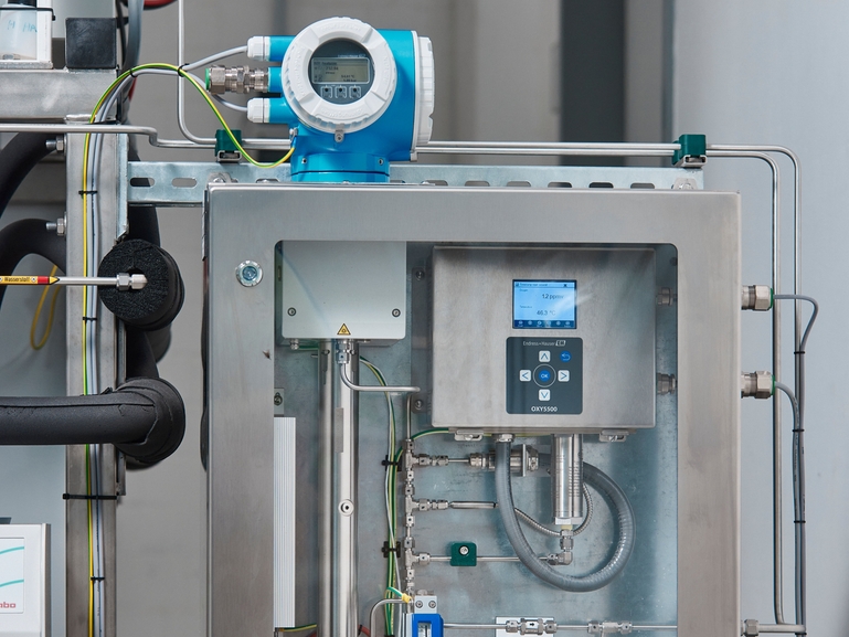 J22 und OXY5500 Gasanalysatoren von Endress+Hauser für die Messung von Spurenfeuchte und Spurensauerstoff in Wasserstoff J22 und OXY5500 Panel-Lösung für die Messung der Wasserstoffqualität